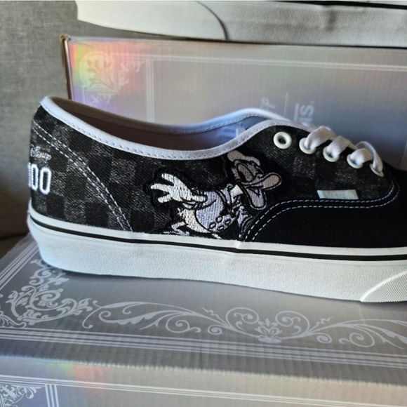 Vans Disney 100th Anniversary Authentic Men 11.5 OG Family Mickey Donald 042025 - Picture 8 of 12